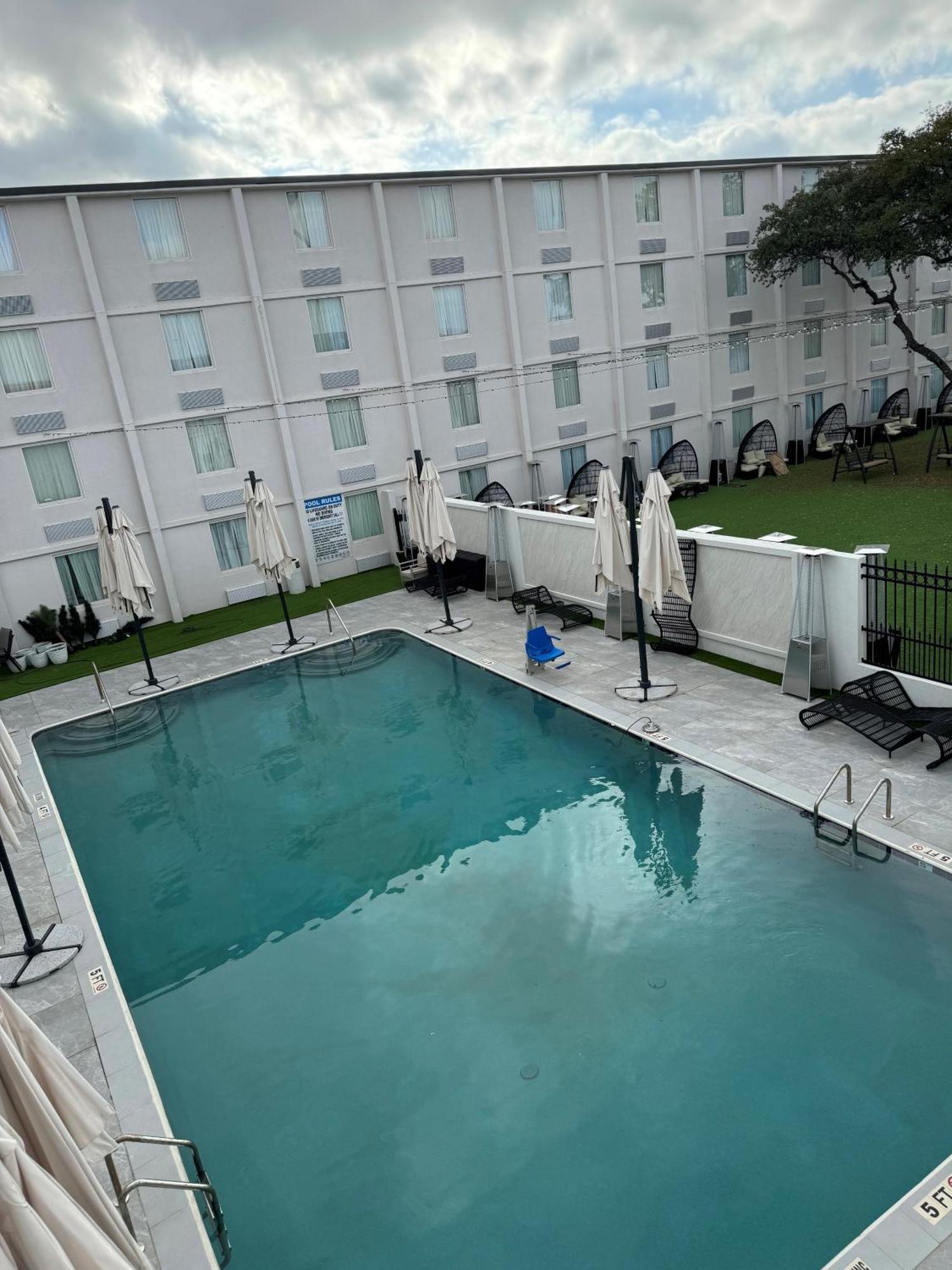 Ramada By Wyndham Dfw Airport Hotel Irving Kültér fotó